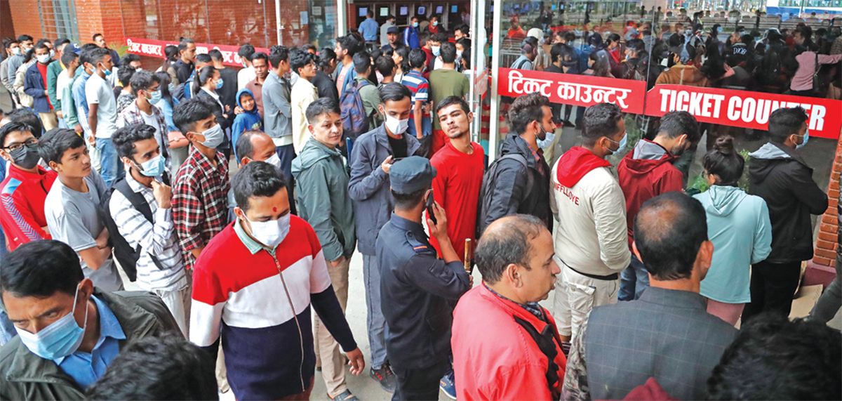 दसैंको लागि बस टिकटको बुकिङमा सर्वसाधारणको घुइचो, पहिलो दिनमै ७ हजार बढीले लिए टिकट