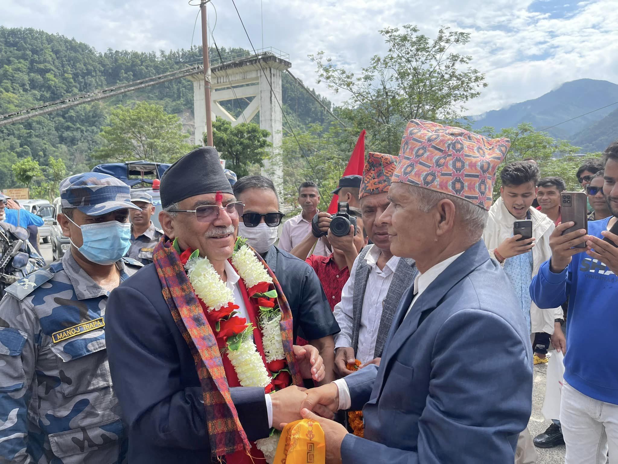 बाजा बजाएको विषयमा प्रचण्डलाई आयोगको स्पष्टिकरण, भन्यो– ‘किन  बाजा बजाएको ?’