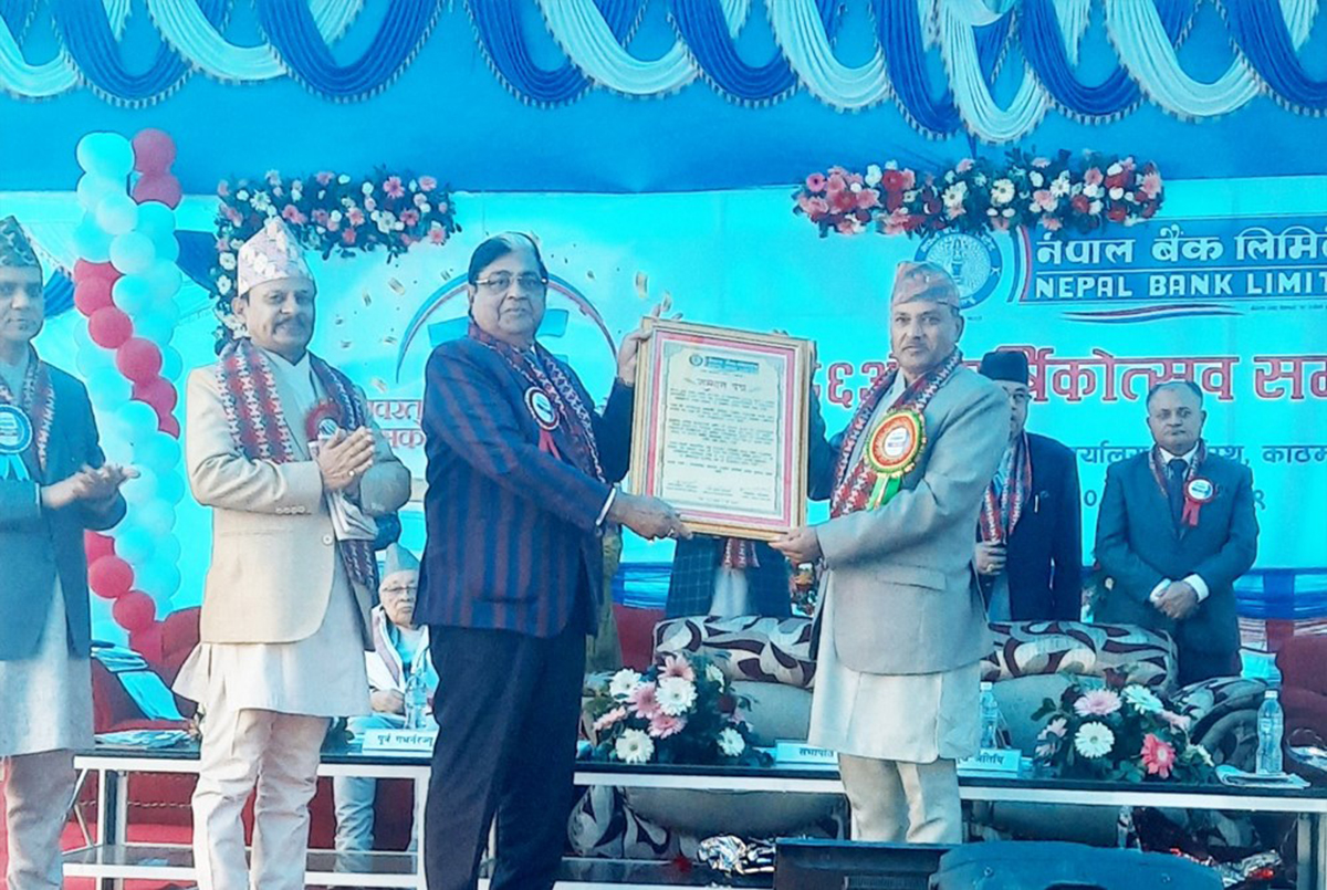 के एल दुगड समूहका अध्यक्ष किसनलाल दुगडलाई नेपाल बैंकको सम्मान