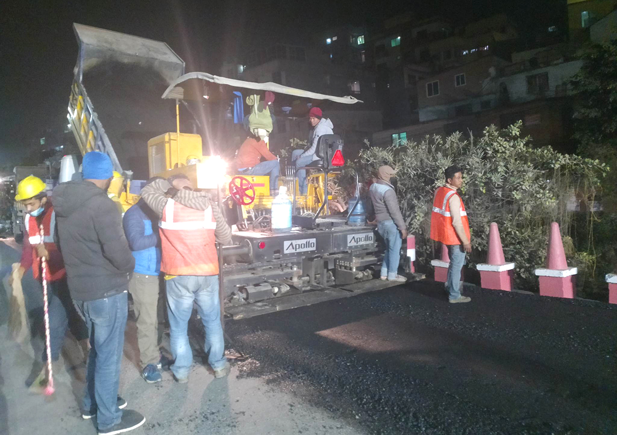 दोर्दी केन्द्र जोड्ने सडक अमेरिकन ‘अस्फाल्ट’ प्रविधिबाट कालोपत्र हुदै, २६ करोड २९ लाख लगानी