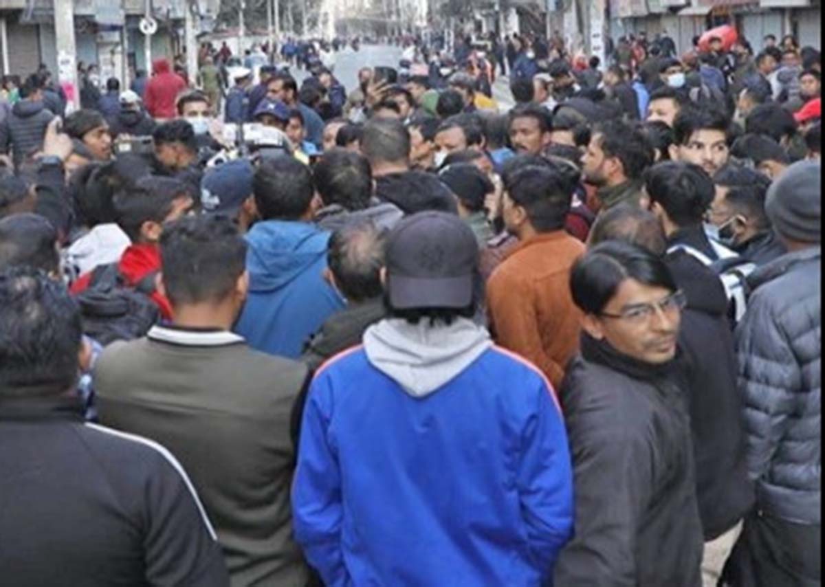 पाकिङ हटाएपछि महानगरबिरुद्ध उत्रिए बागबजारका व्यवसायी, पसलमा ताला लगाएर सडकमा