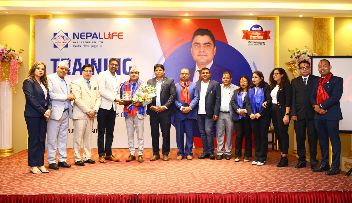 अन्तराष्ट्रिय बीमा प्रशिक्षक विजय कुमार झाद्वारा काठमाडौँमा नेपाल लाइफका ४०० बढी अभिकर्ता प्रशिक्षित