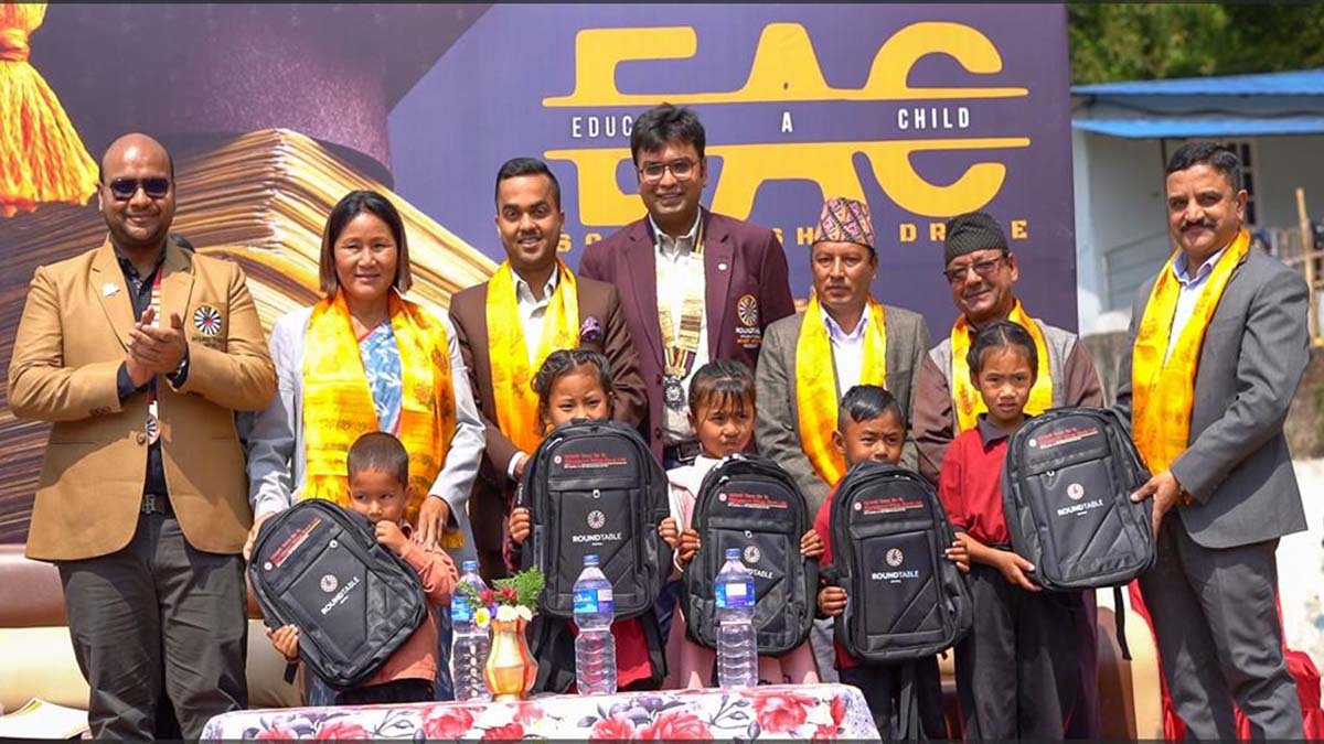 महालक्ष्मी विकास बैंकद्वारा स्कूललाई ब्याग वितरण
