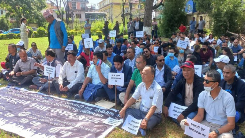 सहकारी क्षेत्रको आन्दोलनले काम नगर्ने भएपछि सहकारी क्षेत्र थप दबाबमा, उल्टै चौतर्फी आलोचना खेप्दै तत्कालको लागि भयो आन्दोलन स्थगित