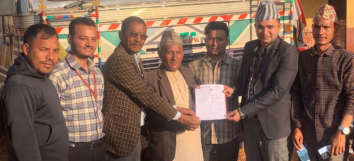 हिमालयन बैंकद्वारा भूकम्प पीडितलाई २१ लाखको राहत सामग्री सहयोग