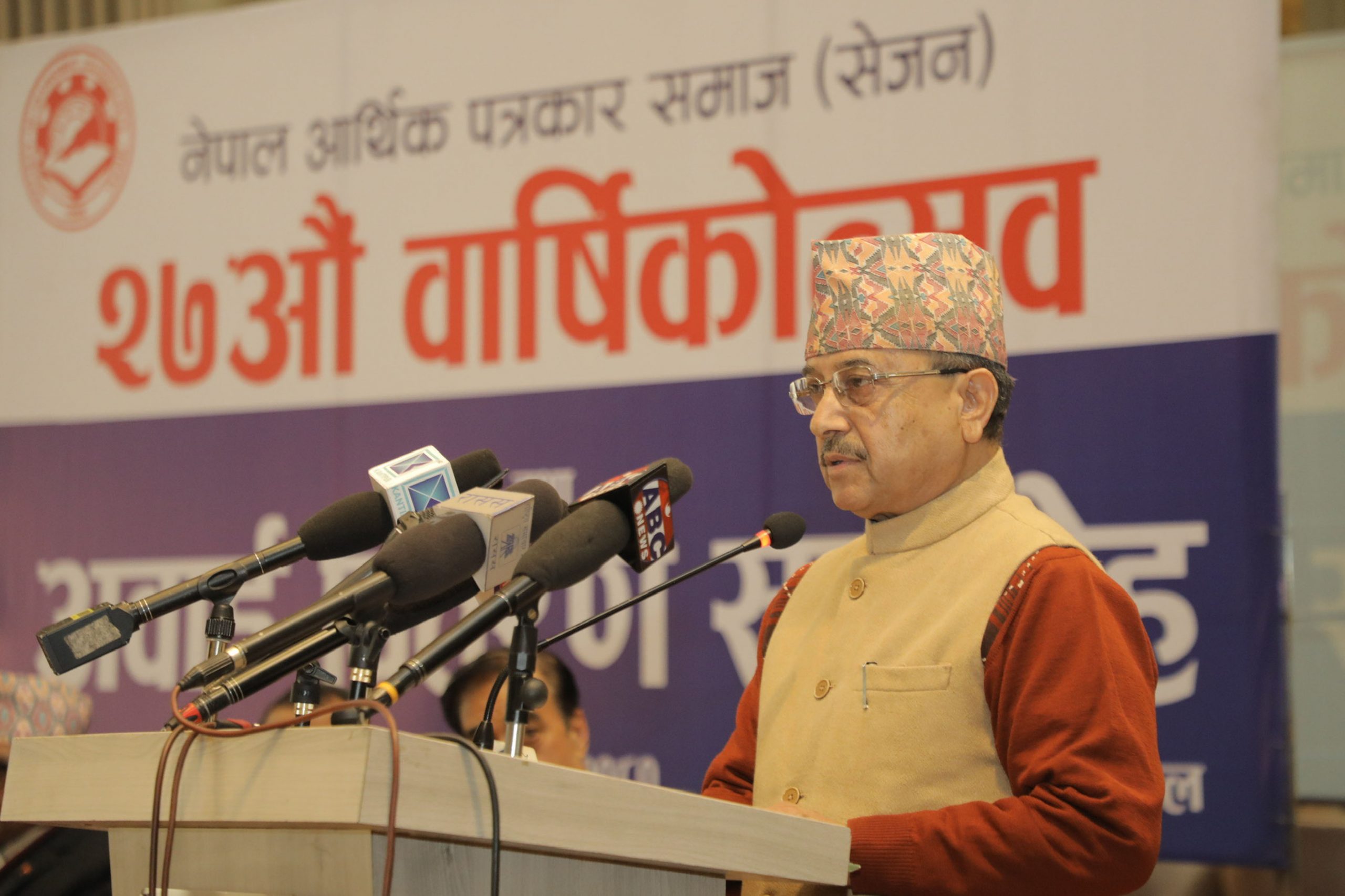 अर्थतन्त्रमा समस्या देखाएर स्वार्थ समूहले फाइदा लिन खोजेका छन : कार्यवाहक प्रधानमन्त्री खड्का