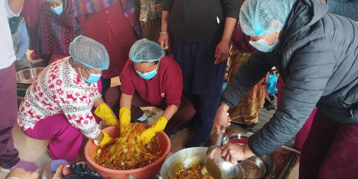 चौबिसे घुम्ने पर्यटकलाई अचार कोसेली