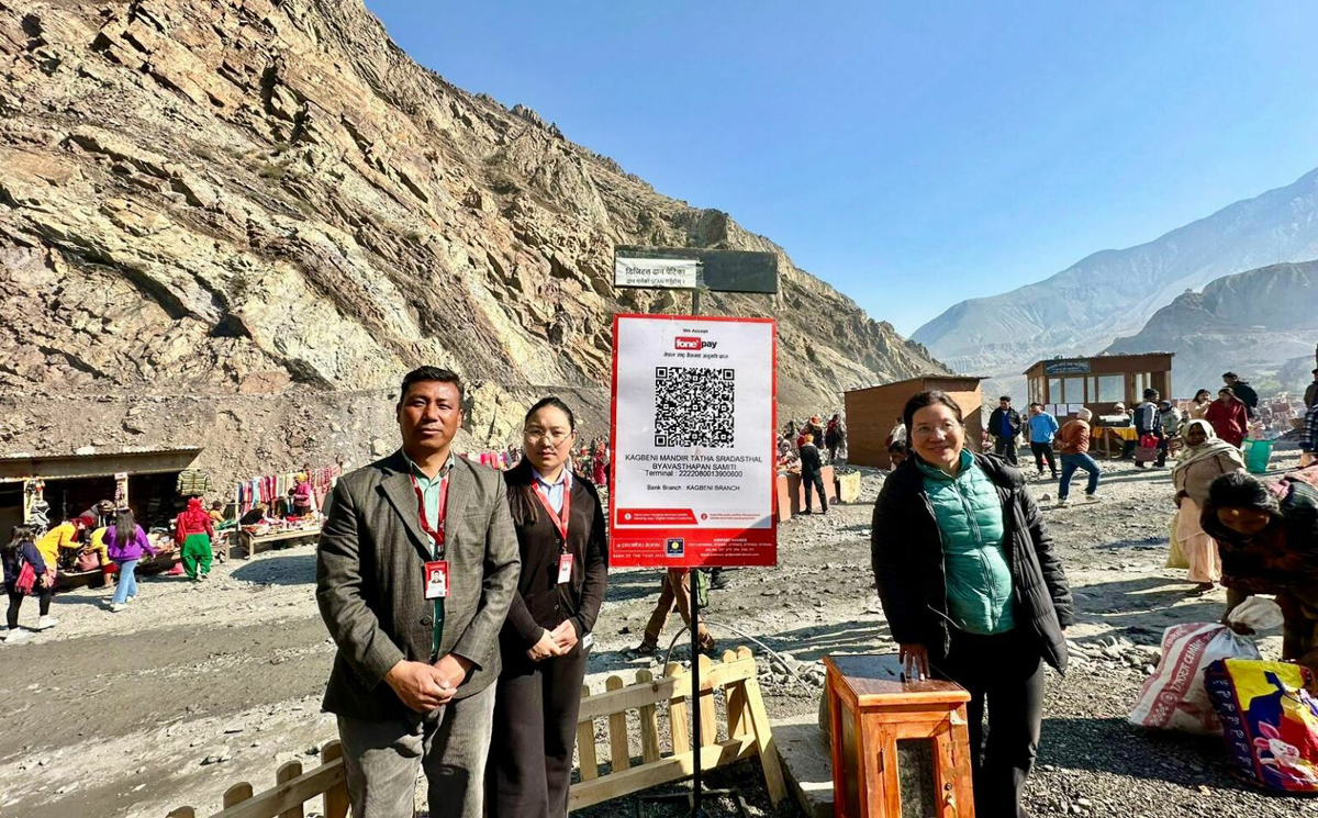 नगद रहित भुक्तानी प्रणालीका लागि प्रभु बैंकद्वारा कागबेनीमा ‘ क्यु आर स्ट्याण्ड’ प्रदान
