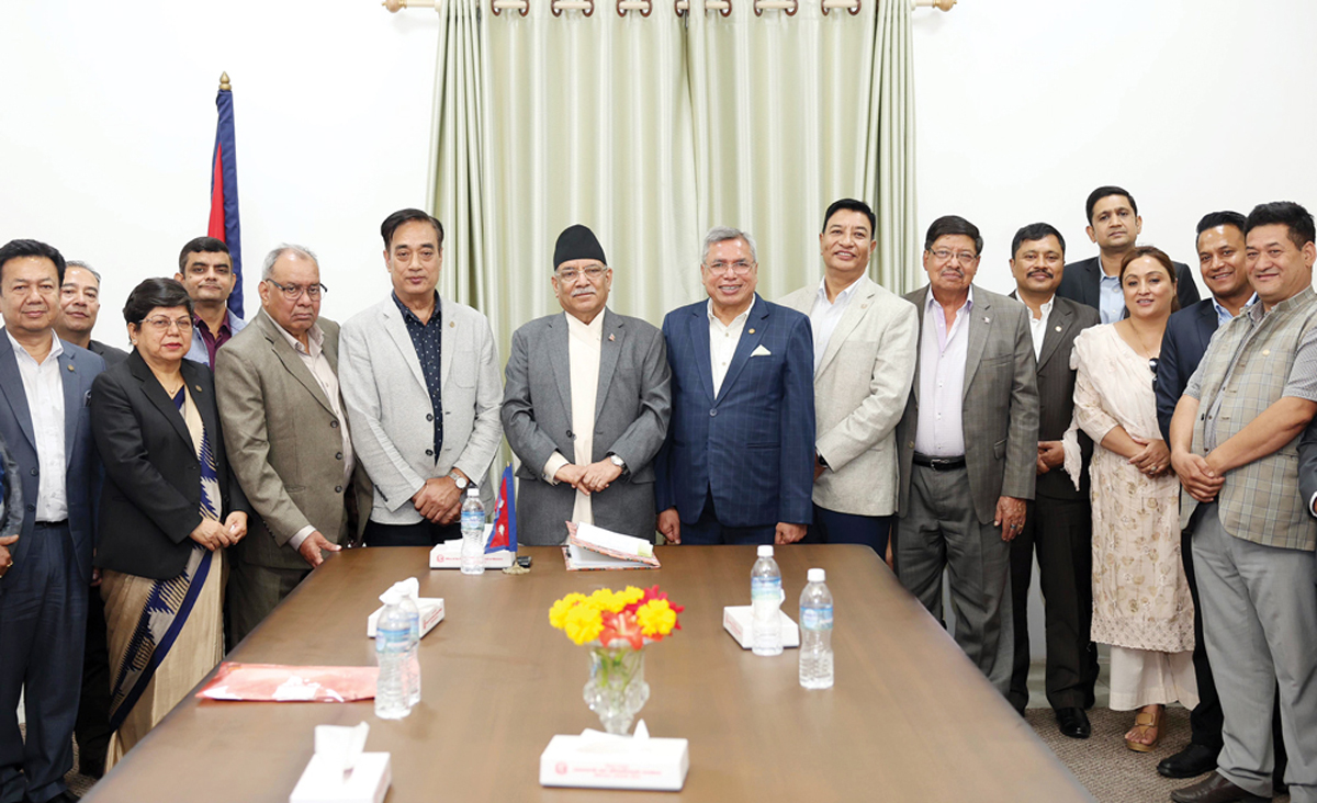 अर्थतन्त्र सङ्कटोन्मुख नभएको प्रदानमन्त्रीको दाबी, व्यवसायीका समस्या समाधान गर्न चेम्बर अफ कमर्सको माग