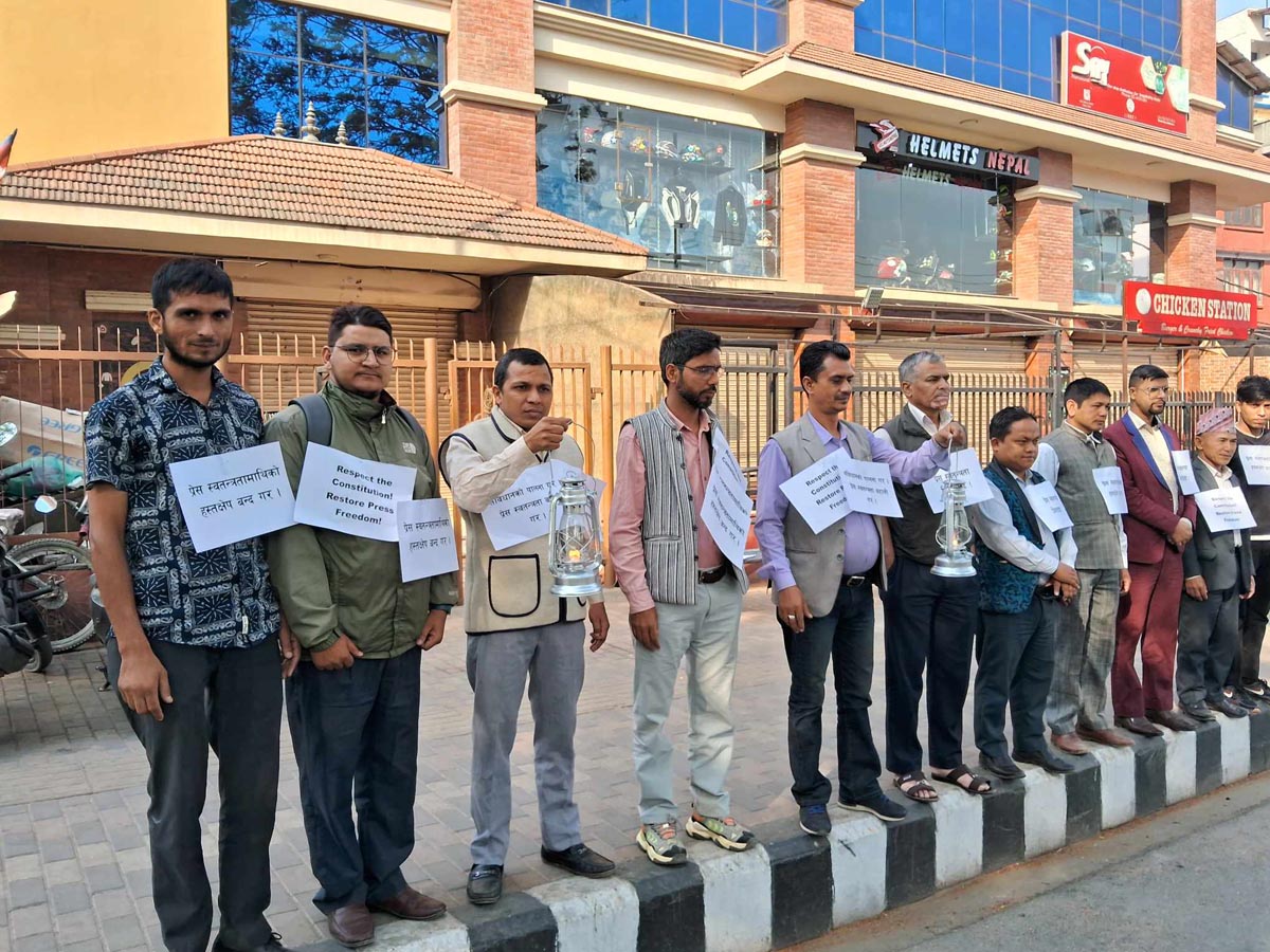 प्रेस स्वतन्त्रताको पक्षमा काठमाडौंमा पत्रकारहरुले गरे लालटिन बालेर प्रदर्शन