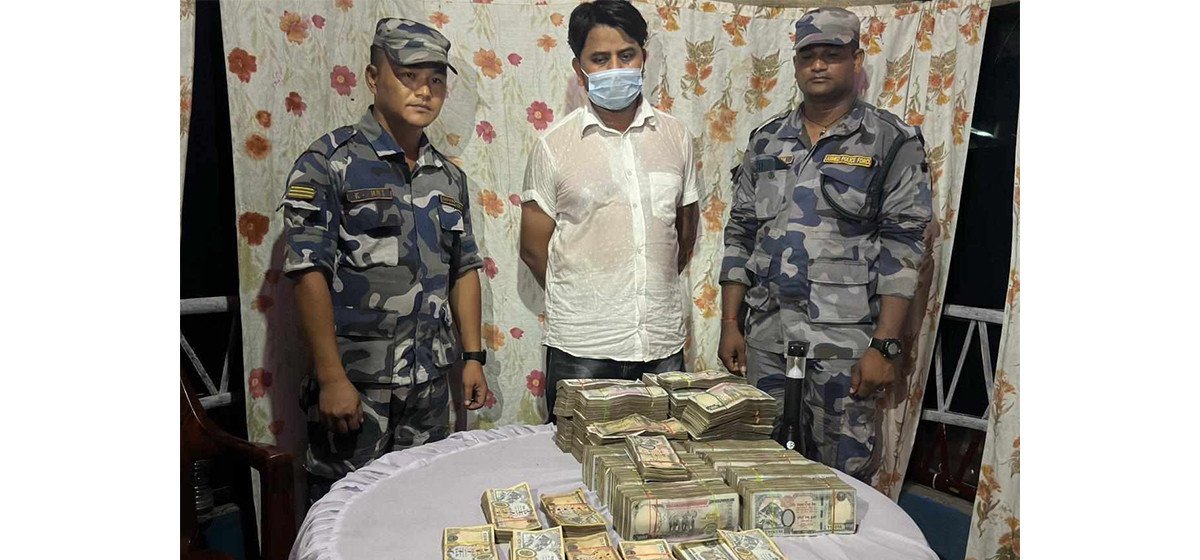 स्रोत नखुलेको १ करोड १ लाख नगदसहित एकजना पक्राउ