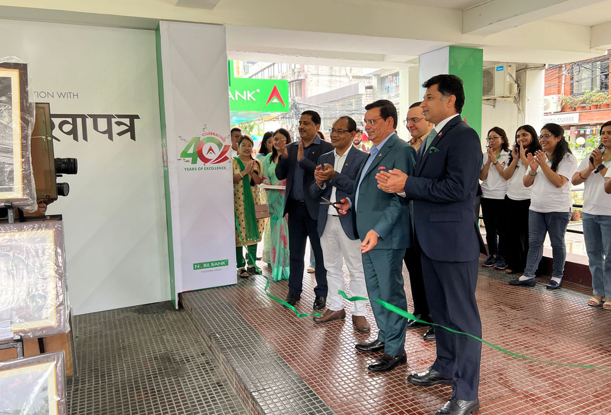 नबिल बैंकको परिसरमा ‘चार दशक नेपालको’ शीर्षकको तस्बिर प्रदर्शनी, हेर्नेको भीड
