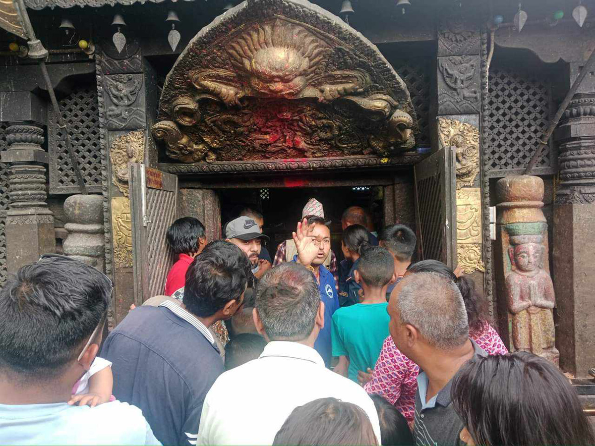 प्रसिद्ध दोलखा भीमेश्वर मन्दीरको शिलामा दुई घण्टा देखि निरन्तर पसिना, मुलुकमा अनिष्ट हुने संकेत