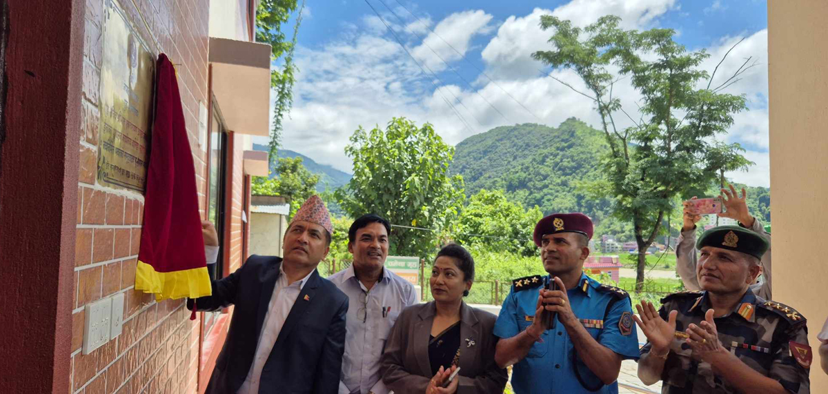 गृह सचिवले उद्घाटन गरेको ताम्रपत्र जग्गादाताले ढाकिदिए, प्रशासनले जग्गादाताको अपमान गरेको भन्दै पुनः उद्घाटनको माग
