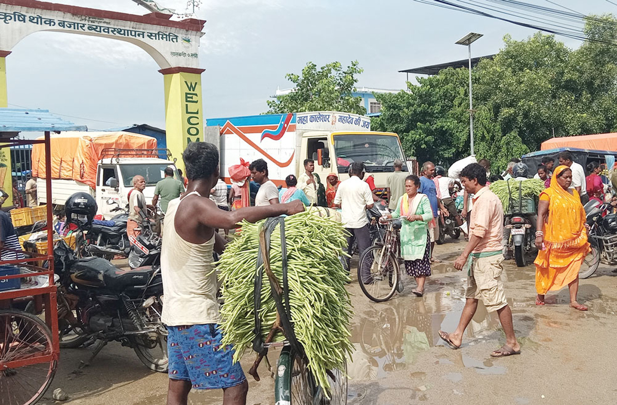 लालबन्दी तरकारी बजारमा केही दिनदेखि सीमावर्ती क्षेत्रका व्यापारीको ओइरो