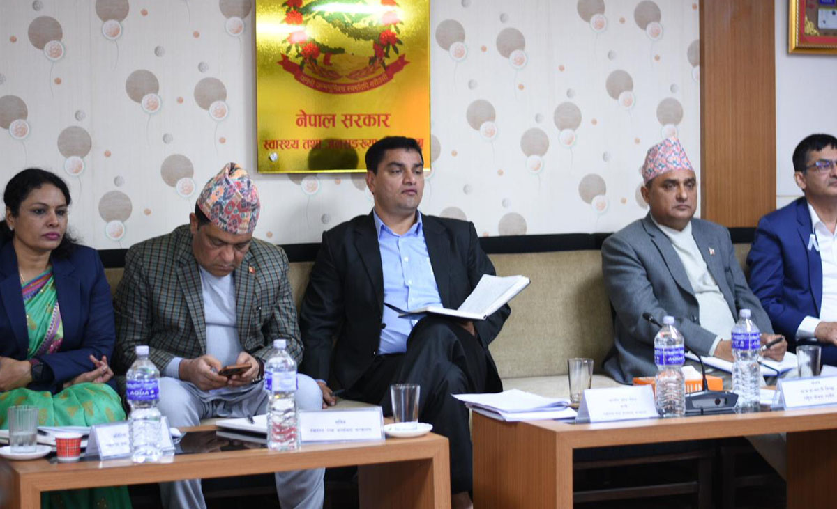 स्वास्थ्यमन्त्री पौडेलले कर्मचारीसँग भने– ‘धेरै खर्च गर्ने मन्त्रालय बनाऔं, फाइल अड्काएर जनतालाई दुःख नदिनुस्’