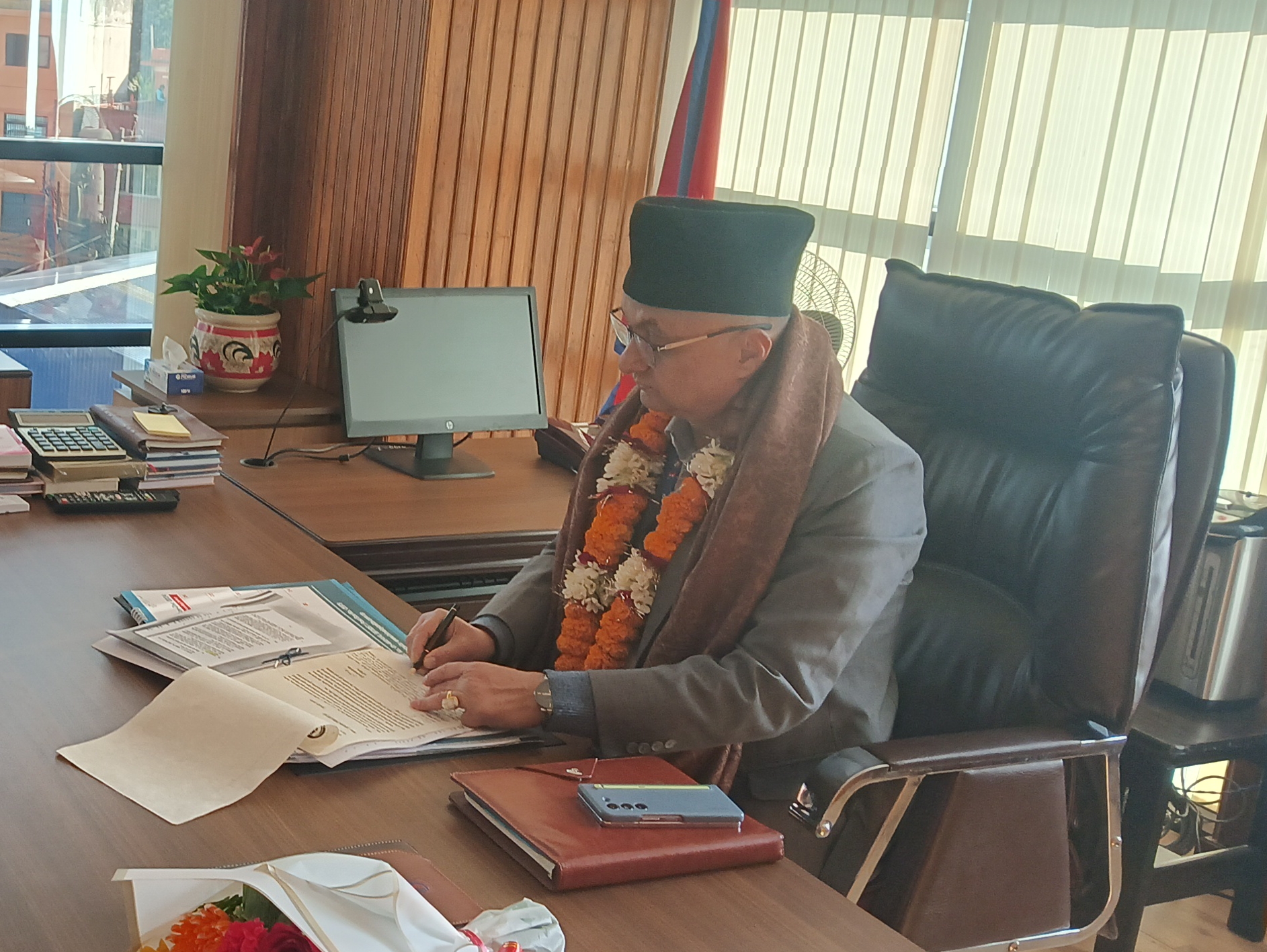 बीमा प्राधिकरणका अध्यक्ष दाहालले सम्हाले कार्यभार, बीमितको हकहित संरक्षण गर्न निर्देशन