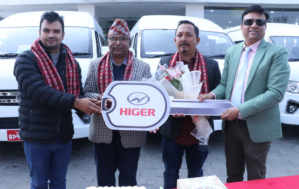 काव्य स्कूललाई शशिला मोटर्सद्वारा १६ हाइगर इभी भ्यान हस्तान्तरण