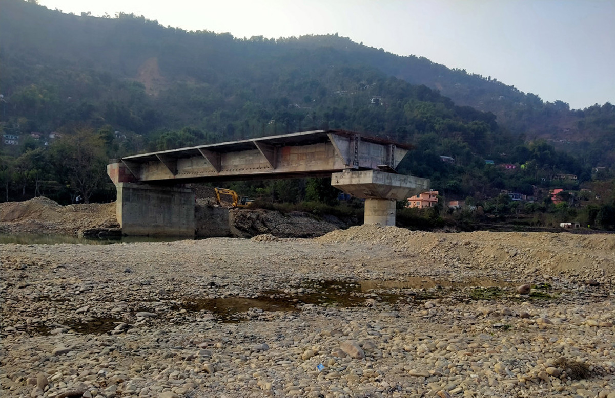 आँधीखोलामा निर्माणाधीन पुल  सात वर्षमा पनि भएन निर्माण सम्पन्न