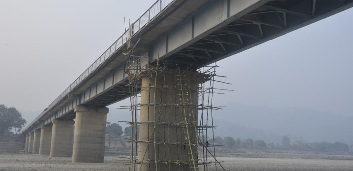 वाग्मती पुलको बिम चर्किएपछि मर्मत थालियो