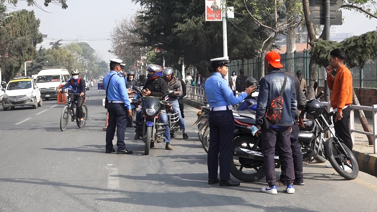 काठमाडौँ उपत्यकामा ट्राफिक चेकजाँचमा कडाइ