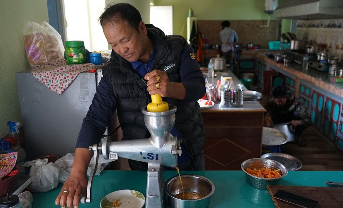 सुन्तलाको जुस बनाएर मासिक दुई लाख रूपैयाँ कमाउँछन् तिलिजा दम्पती