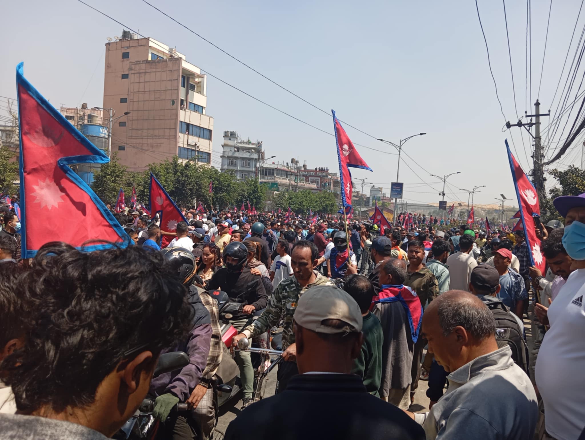 राजावादीहरुको प्रदर्शनले तनावग्रस्त बन्यो तिनकुने क्षेत्र, अराजक बन्दै उत्रिए तोडफोडमा