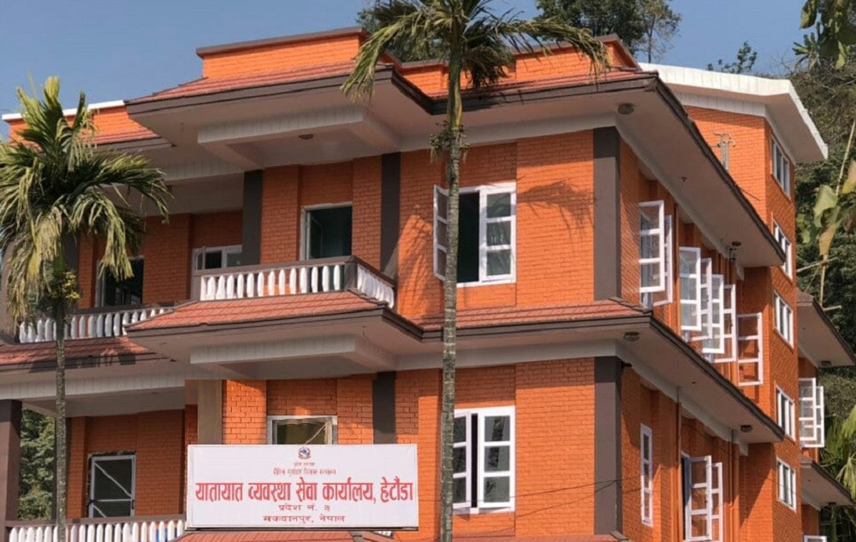 सवारीसाधनको विद्युतीय अभिलेख गर्दै यातायात व्यवस्था सेवा कार्यालय हेटौँडा