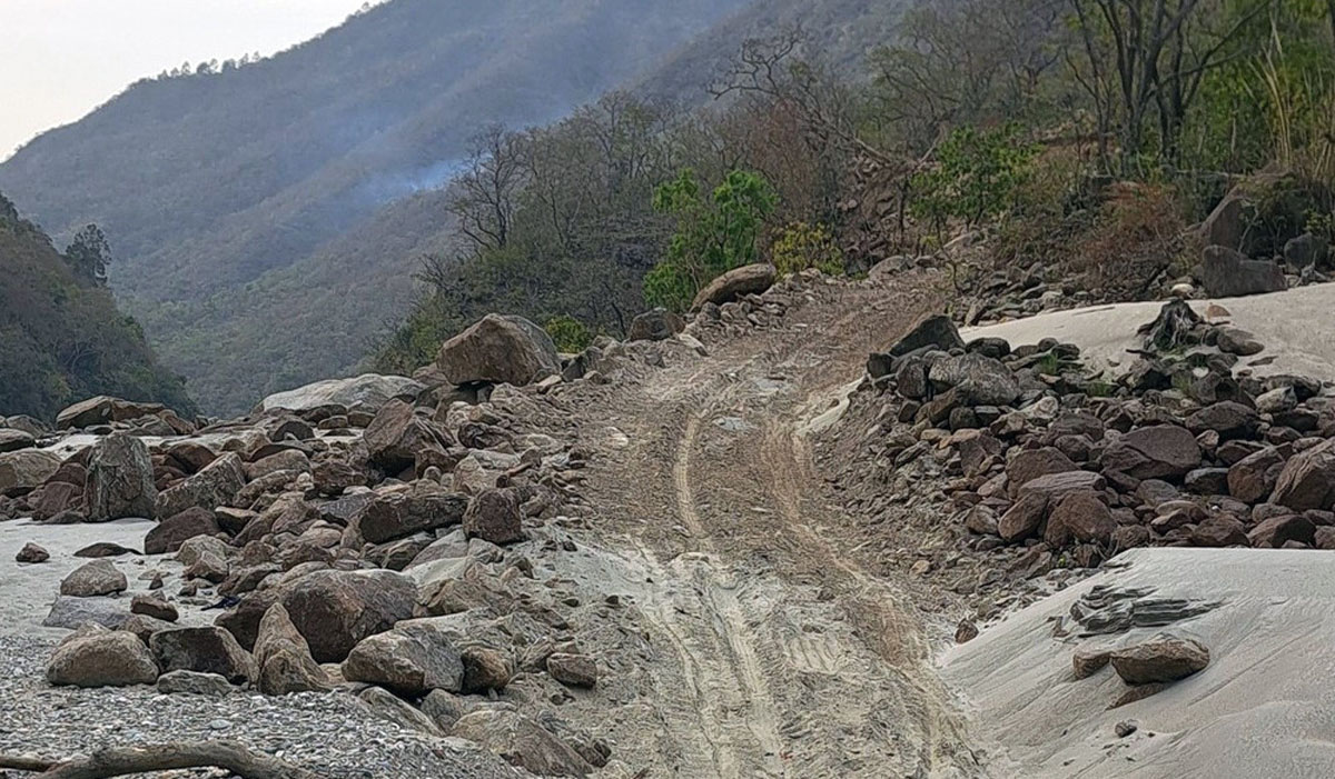 नेपाल-भारत सीमा क्षेत्र खैरानीघाटसम्मको सडक ट्रयाक खोलियो, ८० लाख लगानी