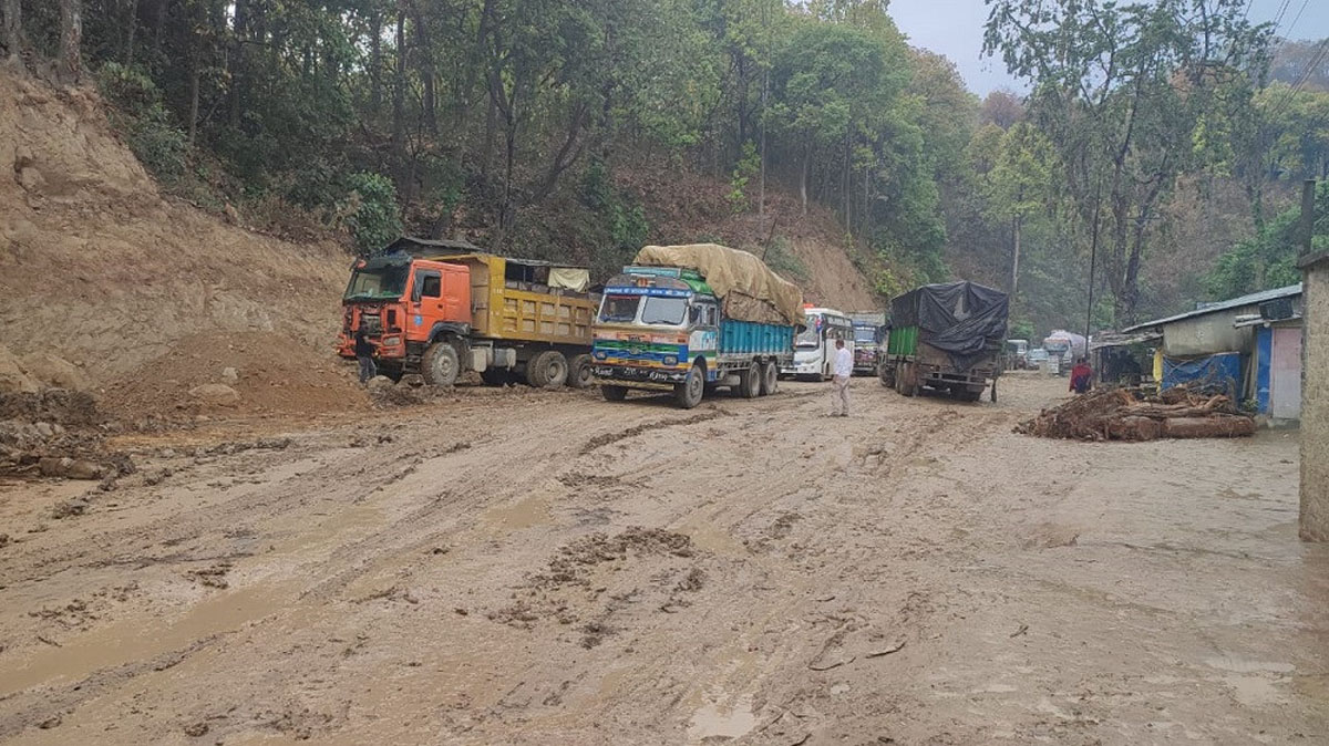 नारायणघाट-बुटवल सडकको दाउन्ने खण्ड अवरुद्ध, यात्रुहरुले सास्ती भोग्दै