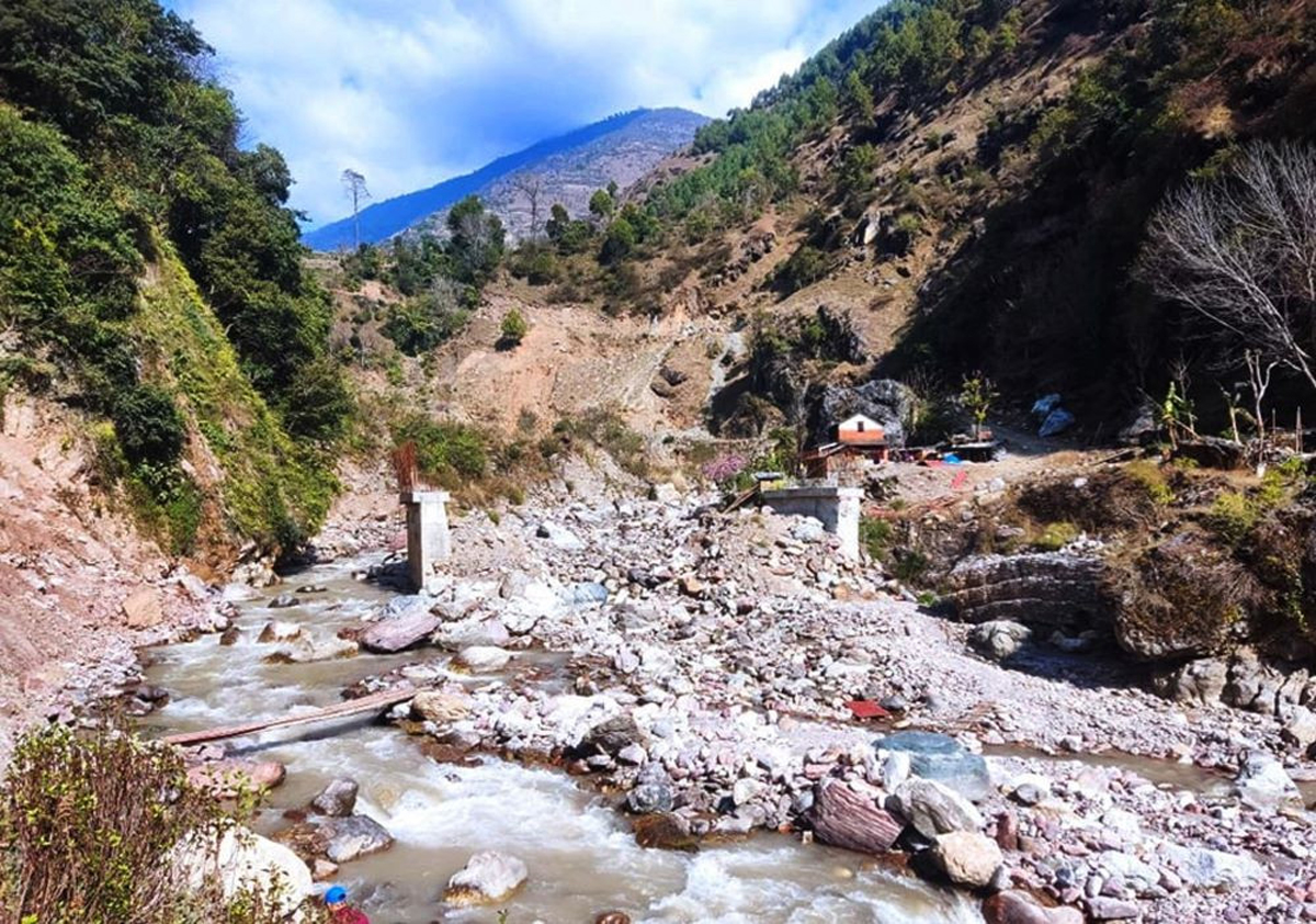 निर्माण व्यवसायीको चरम लापरबाहीका कारण  भुजी र दरमखोला पुल ९ वर्षदेखि अलपत्र, स्थानीयलाई सास्ती