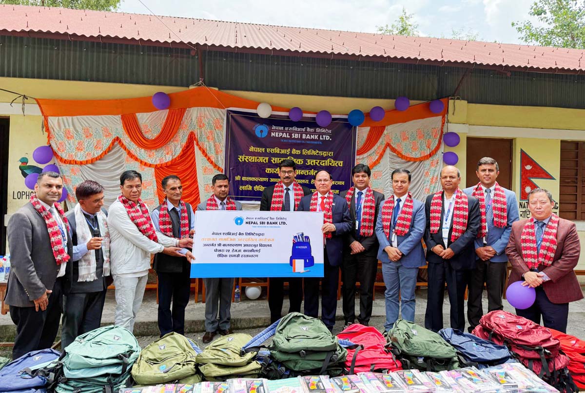 नेपाल एसबिआई बैंकद्वारा कास्कीको बालकल्याण आधारभूत विद्यालयलाई शैक्षिक सामाग्री प्रदान