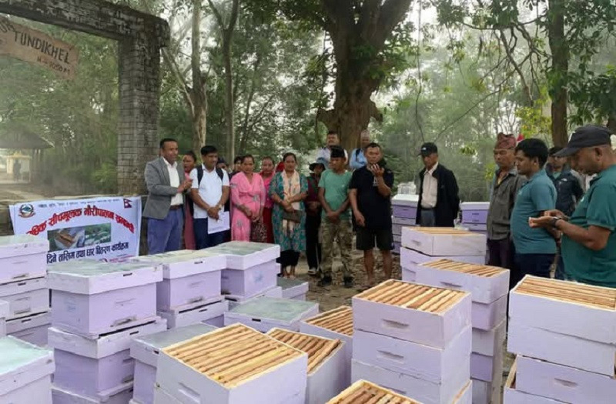 मौरीपालन व्यवसाय प्रर्बद्धन गर्ने किसानलाई अनुदानमा मौरीका घार वितरण