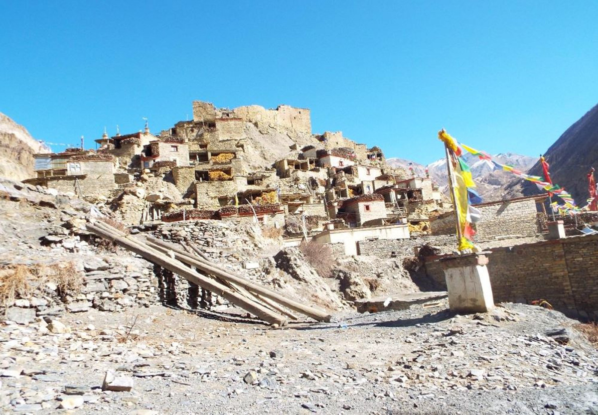 जलवायु परिवर्तनको प्रभाव : मनाङमा बढी वर्षा थेग्दैनन् माटोका घरले, स्थानीय त्रासमा