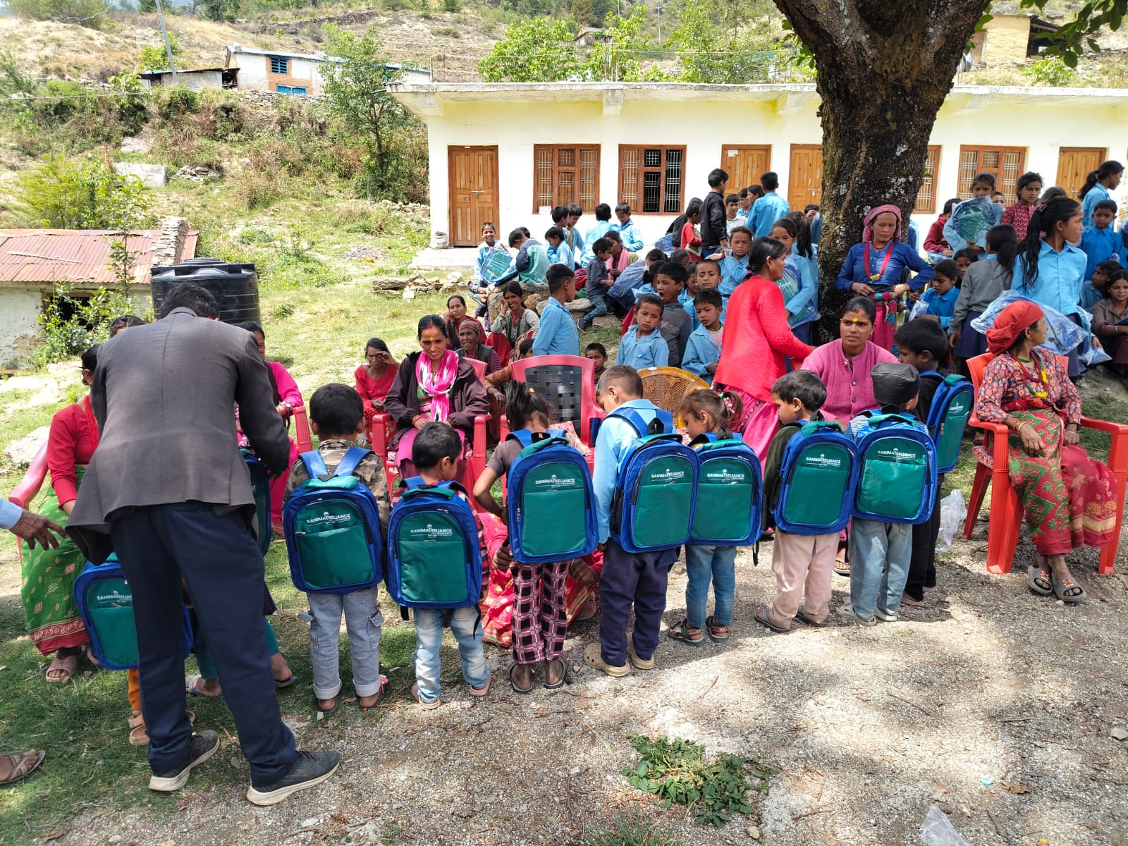सानिमा रिलायन्सद्वारा बाजुराका विद्यार्थीहरूलाई शैक्षिक सामग्री बितरण