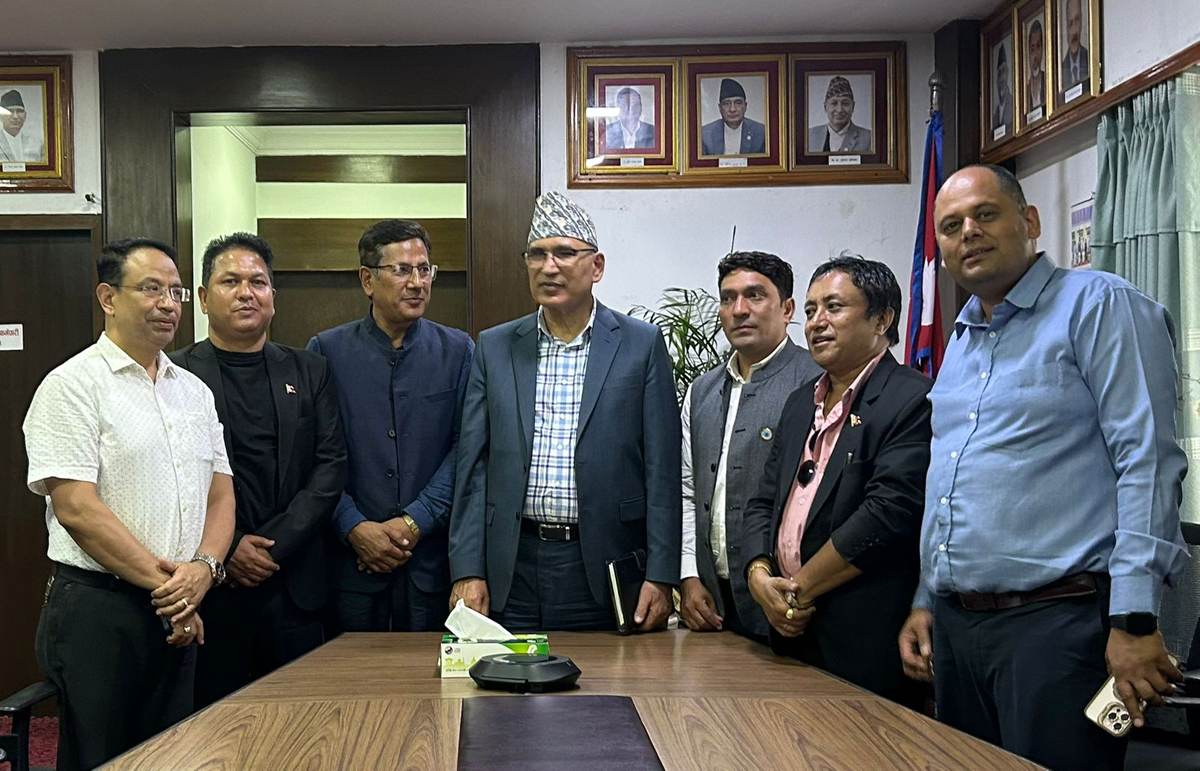 सुनचाँदी ब्यवसायी महासंघका पदाधिकारीहरुको अर्थमन्त्री पौडेलसँग भेट, ब्यवसायीको मागलाई गंभिर रुपमा लिएको मन्त्री पौडेलको भनाई