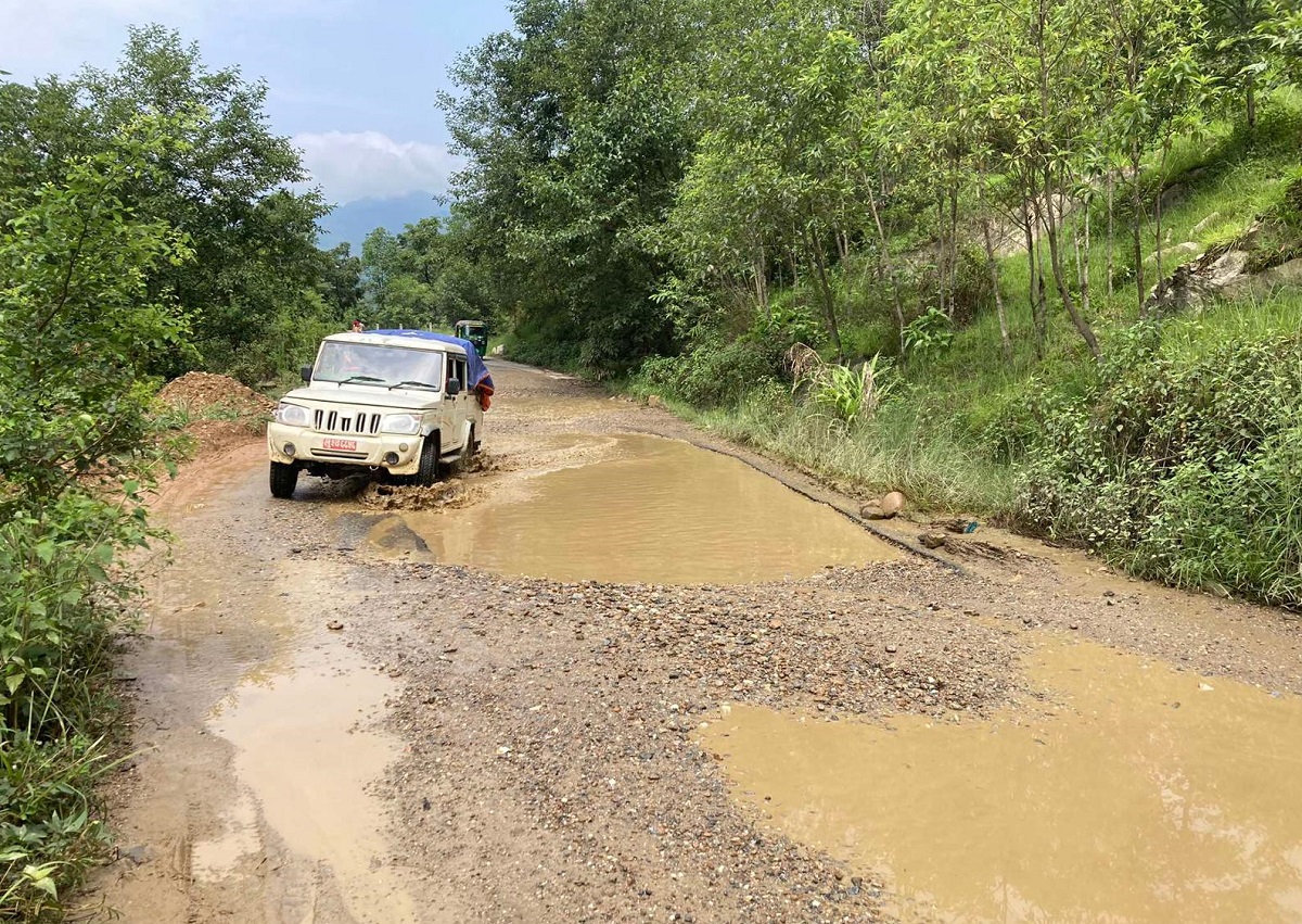 मध्यपहाडी पुष्पलाल लोकमार्ग नौ वर्ष बित्दापनि सम्पन्न भएन, निर्माण व्यवसायीको चरम लापरबाही
