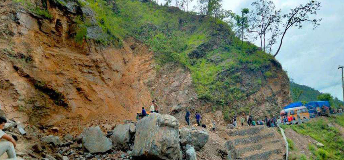 कर्णाली राजमार्ग अवरुद्ध, १३ करोड रुपैयाँ बराबरको स्याउ कुहिने जोखिम