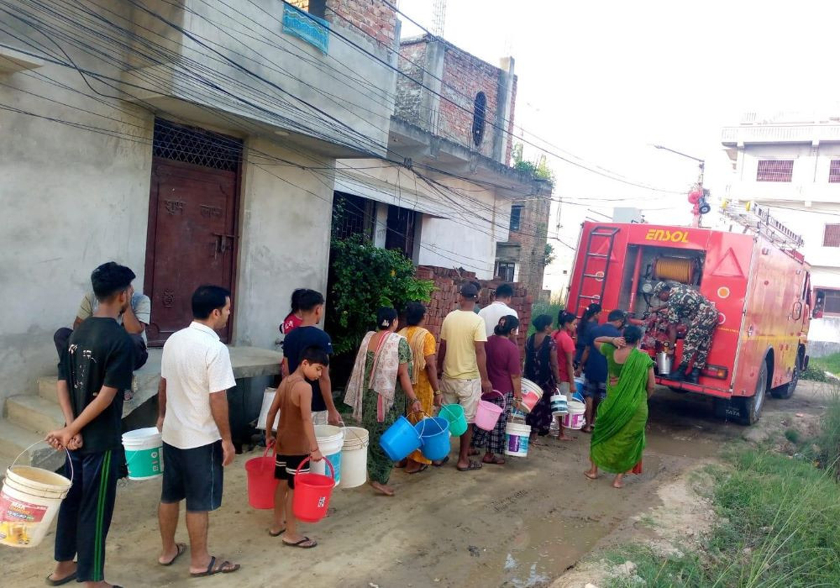 वीरगञ्जमा खानेपानीको चरम अभाव, सेनाले ट्यांकरबाट पानी वितरण गर्दै