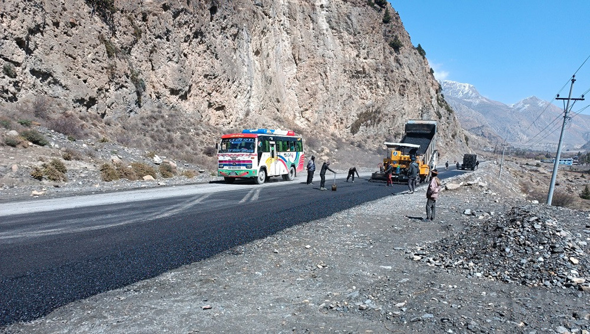 जलजलाको खोलाखेतमा सडक कालोपत्र सुरु, छ वडाका स्थानीय लाभान्वित हुने