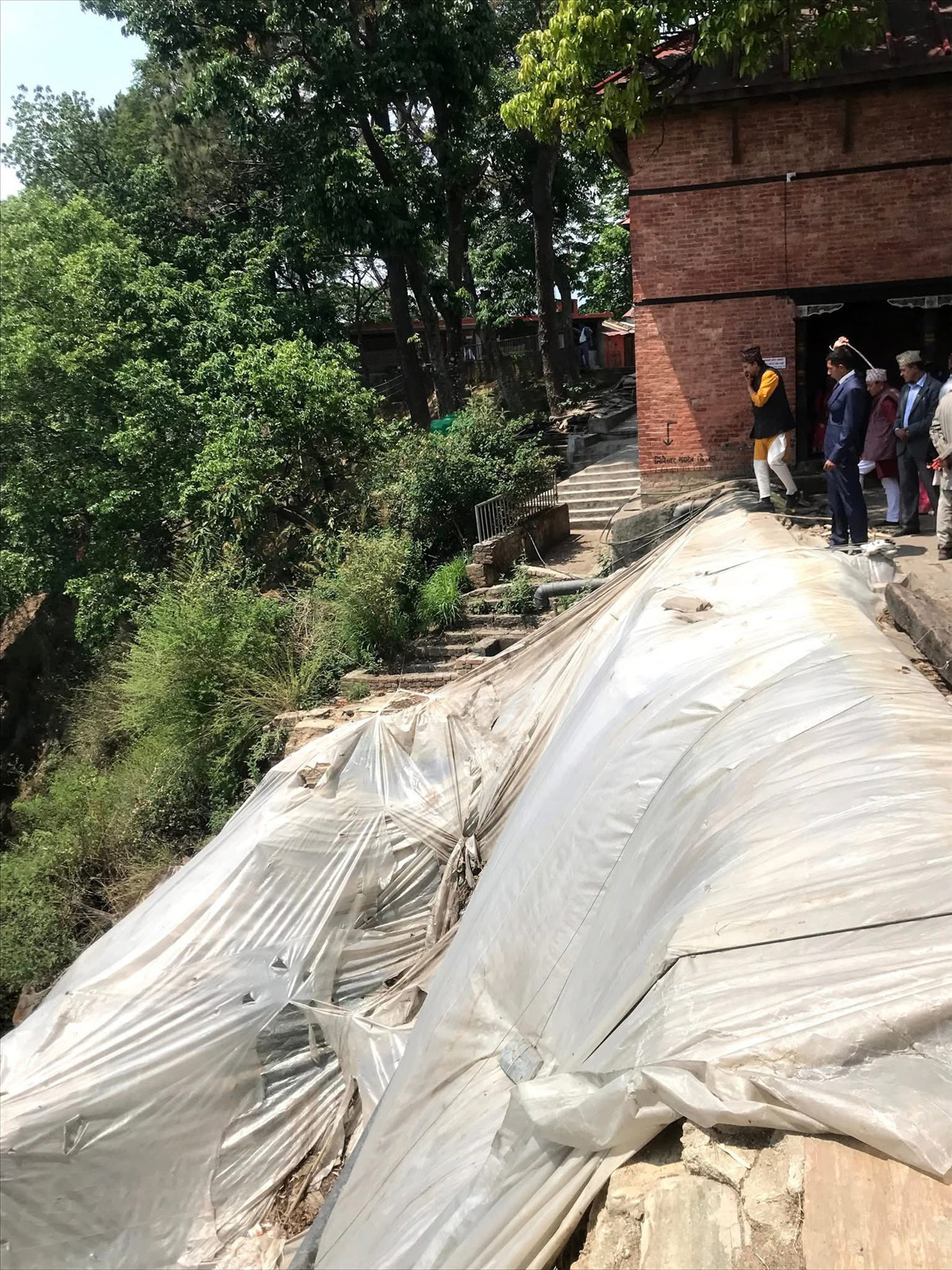 निलबाराही मन्दिर क्षेत्रको पहिरो रोकथाम आठौं हप्तामाः स्थानीयको श्रमदान, पालिकाको निष्क्रियता