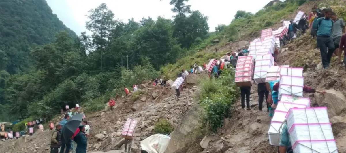 ‘भरियाले बोकेर व्यापार’: चीनतर्फका नाकामा निरन्तर समस्याले नेपाली अर्थतन्त्रमा परेको असर