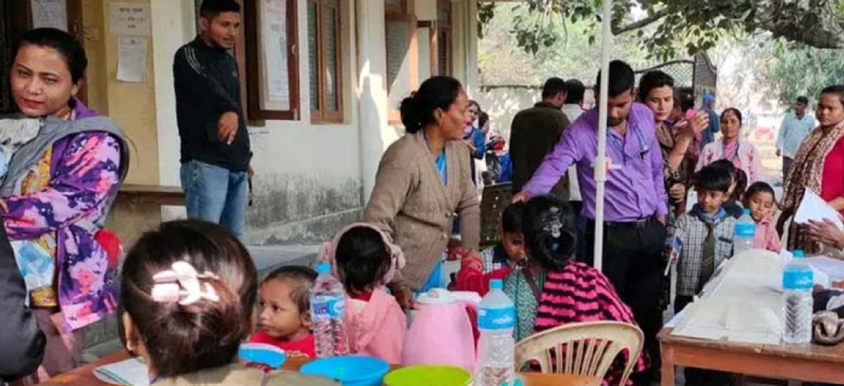रत्ननगर आयुर्वेद चिकित्सालयमा मासिक ५०० बालबालिकालाई स्वर्णबिन्दु प्राशन