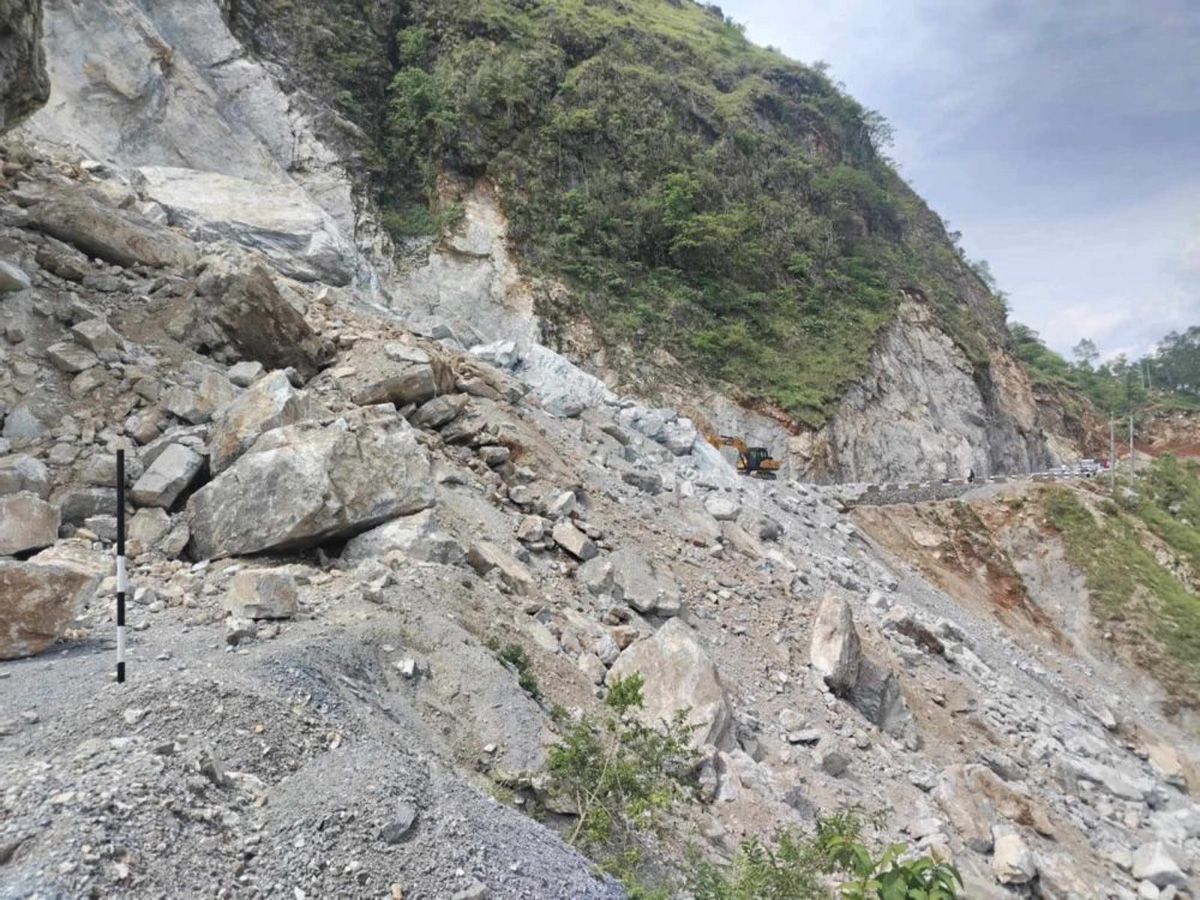 मध्यपहाडी लोकमार्ग अवरुद्ध, सयौं बोलबम तीर्थालु सडकमै अलपत्र