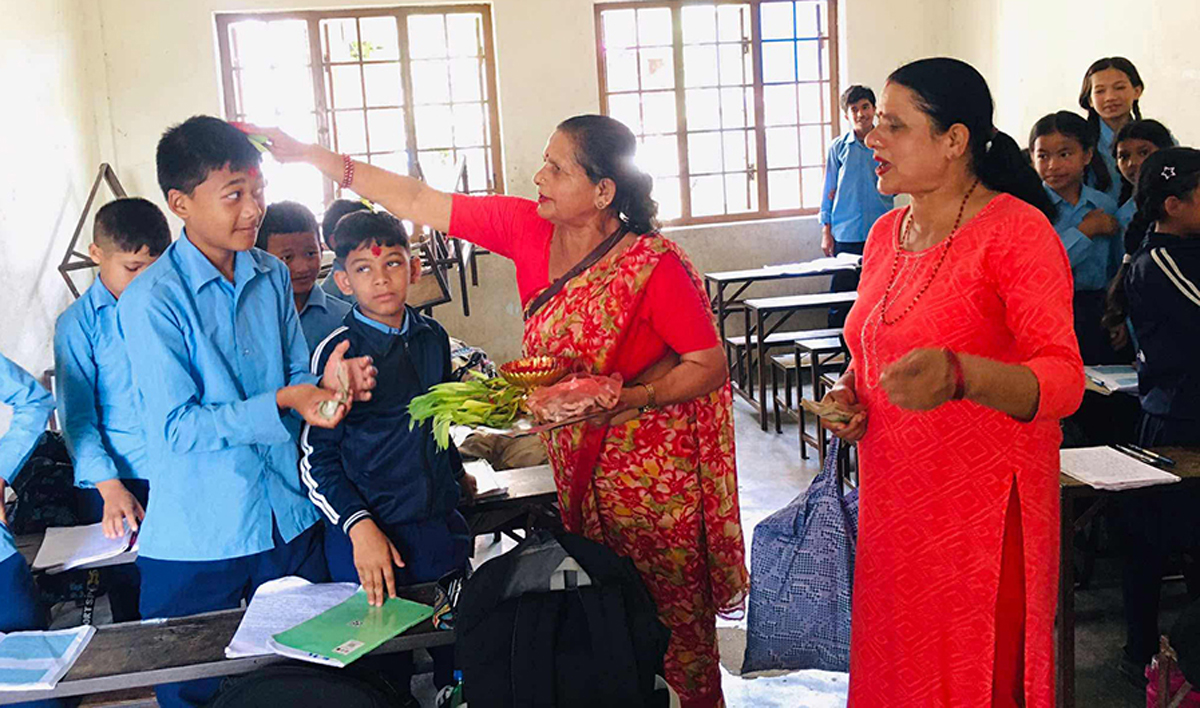 गोरखामा भदौ महिनामै मनाइयो दशैं, पर्व समय सुधार समाजको अगुवाइमा टीका–जमरा