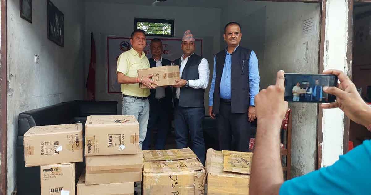 जिल्ला प्रशासन कार्यालयलाई अध्यक्ष राजेन्द्र राउतद्वारा १० थान कम्प्युटर सहयोग, रंगरोगन सामग्री पनि प्रदान