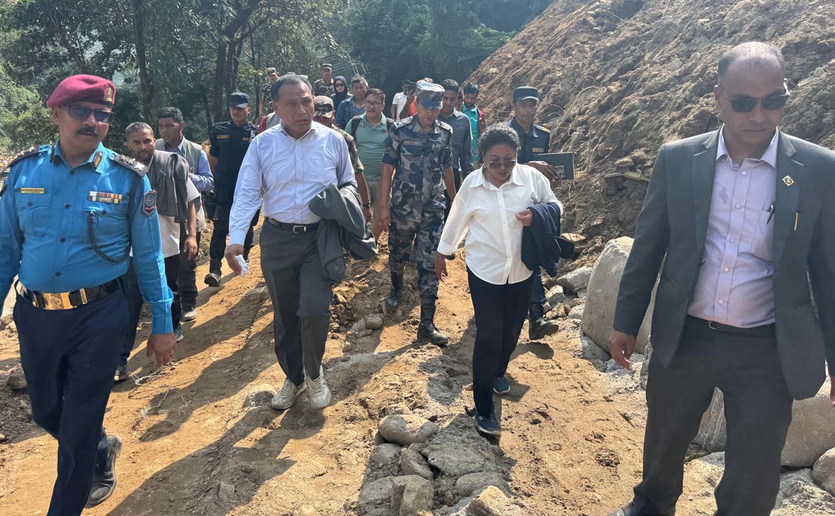 मन्त्री कुलमान घिसिङद्धारा विपद संकटग्रस्त क्षेत्र ईलामको स्थलगत निरिक्षण एवम् राहत वितरण