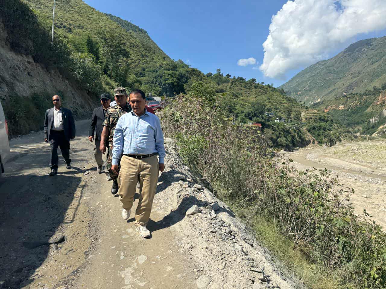 मन्त्री घिसिङद्वारा वीपी राजमार्ग निरीक्षण, पुनर्निर्माण कार्य तीव्र बनाउने प्रतिबद्धता (फोटोफिचर)