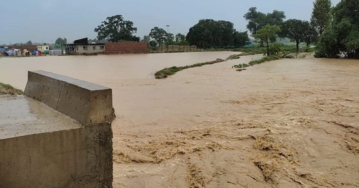 रातो नदीको बाढीले तटबन्ध भत्काउँदा १५ करोडको क्षति
