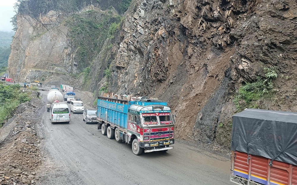 पृथ्वी राजमार्गमा यातायात सेवा पुनः सञ्चालन